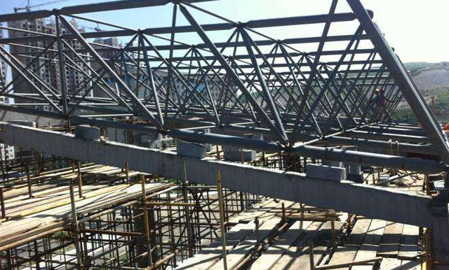 广水简述网架公司的黑色压型钢板的吊装步履